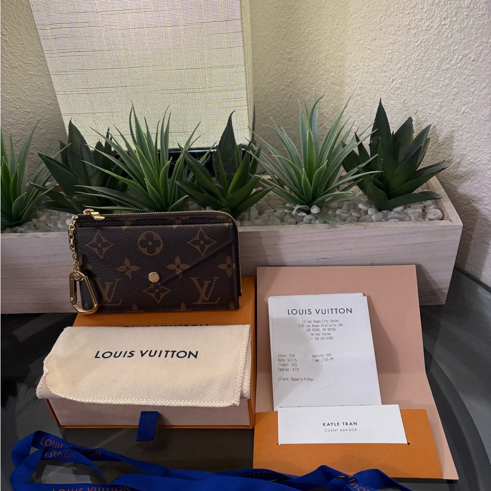 Authentic LOUIS VUITTON LV
Card Holder Recto Verso
WALLET CASE Brand new !!! 💕